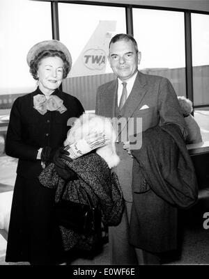 Governatore Thomas E. Dewey e di sua moglie Francesca in aeroporto Foto Stock