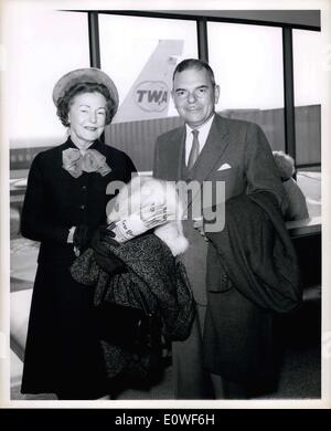 Ottobre 12, 1962 - New York International Airport, Ottobre 12, 1962:ex New York governatore dello stato e la Sig.ra Thomas E.Dewey sono mostrati prima di salire a bordo di un TWA Superjet di Londra e di Parigi sulla A 12 giorni di viaggio di affari. Foto Stock