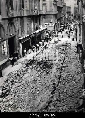 Agosto 23, 1962 - Napoli: il terremoto di Naplers. [Persone di ogni età di lasciare le loro case e a passare la notte all'aria aperta. La foto mostra i popoli in strada e piazza di Napoli e auto distrutte dalla rovina. Foto Stock