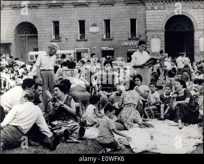 Agosto 23, 1962 - Il terremoto di Naplers. I popoli di ogni età di lasciare le loro case e a passare la notte all'aria aperta. Mostra immagine: i popoli in strada e la piazza di Napoli e auto distrutte dalla rovina. Foto Stock