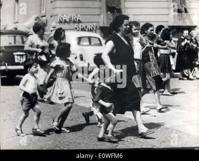 Agosto 28, 1962 - Roma,- il terribile terremoto che ha ferito la zona del Peloponneso, in Grece, provocated anche in alcune zone del sud Italia, scuote sismica. A Napoli, visto scene tragiche, tra napolitan donne e bambini. Foto Stock