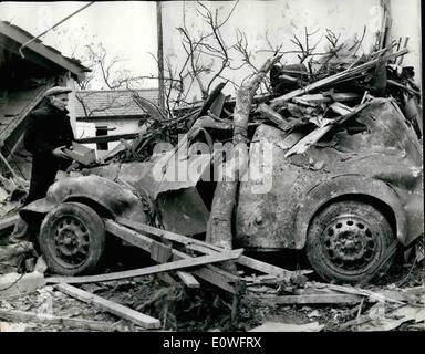 Nov. 11, 1962 - Mistero Blast relitti villaggio in Essex e ferisce cinque persone: un'esplosione in frantumi il villaggio di Essex di takely oggi quando il telefono locale scambio automatico blew up. Cinque persone sono state ferite e circa 200 case sono state danneggiate. Una teoria investigata è stata che una scintilla dalla apparecchiatura automatica accesa gas accumulato. Mostra immagine: Bert William Laber sondaggi i danni alla sua auto, naufragò mentre parcheggiato di fianco al garage. Parte del garage è sceso al veicolo. Foto Stock