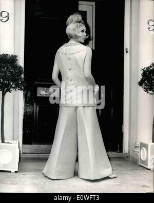 Nov. 11, 1962 - Christian Dior London Collezione primavera: Christian Dior di Londra hanno mostrato la loro collezione per la primavera 1963 oggi. La foto mostra una vista da dietro di una voce di avvio nella collezione Dior: come enorme campana toccò il fondo pantalone, questo pantalone ed hostess modellato da Diane. Foto Stock