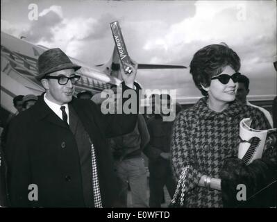 Nov. 11, 1962 - Il ben noto attore inglese Peter Sellers è arrivata oggi a Roma per assumere il suo ruolo nel film diretto da Blake Edwards ''La pantera rosa"; Sellers è stata accompagnata da actrice americano Polly Bergen da Hollywood chi sarà nel cast del film troppo. Foto Stock