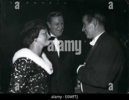 Nov. 11, 1962 - Premere -la sfera di Bonn: un grand sull'ultimo week-end è stato la pressa-ball nella Beethoven-hall di Bonn. Ospiti di spicco è stato il presidente della Repubblica federale di Germania, numerosi ministro e diplomatici. La foto mostra il ministro tedesco Dr. Gerhard Schroder (Gerhard Schroder) parla con l'ambasciatore dell'Unione delle Repubbliche Socialiste Sovietiche Smirnow (SMIRNOW) e la Sig.ra Smirnow. Foto Stock