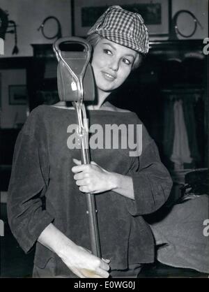 Sett. 09, 1962 - attrice francese Mylene Demongeot in Roma per film in ''oro per Ceasera'', visto in via Condotti insieme con il marito la fotografia francese Henry Coste, mentre lo shopping in un negozio. Foto Stock