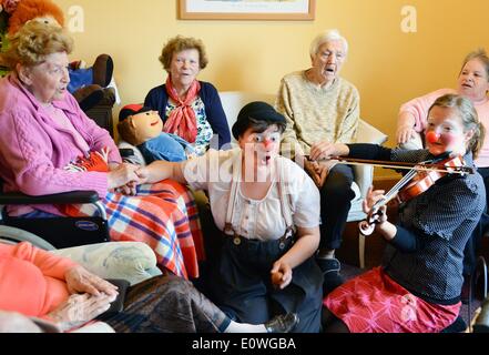 Leipzig, Germania. 08 Maggio, 2014. Casa di riposo residenti godetevi la visita dei clown Sophie Hanses-Ketteler (R) e Maritta Brauer al momento del pensionamento home San Gertrud a Leipzig, Germania, 08 maggio 2014. Il clown appartengono al club "clown & Clown' che presenta, tra le altre cose, specializzato in esecuzione presso case di riposo. Foto: Waltraud Grubitzsch/dpa/Alamy Live News Foto Stock