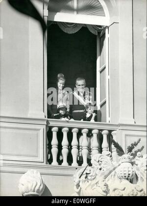 Nov. 20, 1962 - Monaco festa nazionale si è verificato in presenza della Principessa Grace e il Principe Ranieri. Dopo aver partecipato ai servizi nella cattedrale di Monaco, i leader che stava in piedi sul loro balcone per la tradizionale sfilata. Nella foto è raffigurato la Principessa Grace e il Principe Ranieri sul balcone con i loro figli, il Principe Alberto e la Principessa Caroline. Foto Stock