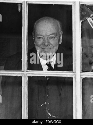 Sir Winston Churchill guarda fuori dalla finestra per il suo 88° compleanno Foto Stock