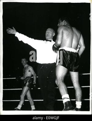 Dic. 09, 1962 - Ralph Dupas American boxer valutatore di seconda miglior welter-peso in tutto il mondo,è stato squalificato per attestate nel sesto round della sua lotta con la Gran Bretagna Brian Curvis presso la piscina impero, Wembley, ultima notte.nel primo round Dupas è andato giù per un conteggio di sei di una sinistra e destra al mento, mostra fotografica Dupas squalificato da arbitro Tommy poco. Keystone Foto Stock