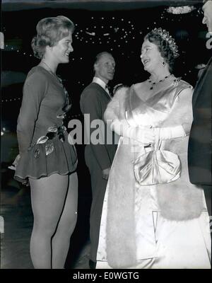 Il 12 Dic. 1962 - La Regina madre partecipa al gala Nuova pista di pattinaggio sul ghiaccio, parla al campione del mondo - da Holland; la regina Elisabetta Regina Madre la notte scorsa hanno partecipato a un gala di pattinaggio presso la ricostruita Streatham Ice Rink detenute per contrassegnare l'apertura ufficiale. Stelle del mondo di pattinaggio da molti paesi hanno preso parte. La foto mostra la regina madre colloqui per Sjoukje Dijestra dell'Olanda che è il mondo amatoriale di Pattinaggio di Figura campione - durante l'intervallo nella serata di gala la scorsa notte. Foto Stock