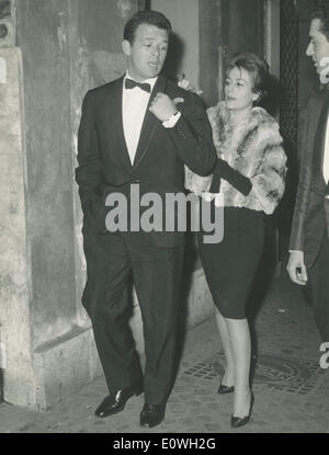 Ottobre 06, 1962 - Roma, Italia - RENATO SALVATORI e sua moglie ANNIE GIRARDOT frequentare la premiere del film "odoma e Gomorra''. Foto Stock