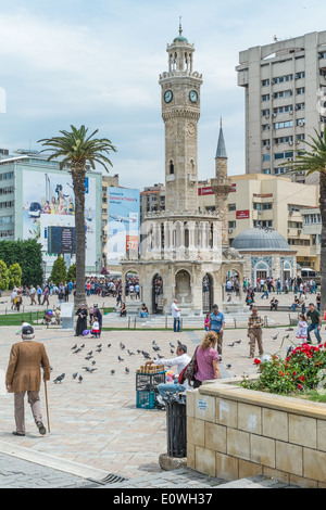 La famosa torre dell'orologio di piazza Konak Konak nel distretto di İzmir, Turchia. Foto Stock