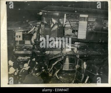 Il 12 Dic. 1962 - Una ventina di morire in treno Crash - nella neve... Boxing Day Disaster - vicino a Crewe... Venti persone sono morte e circa cinquanta feriti quando la metà giorno fuliggine treno Express da Glasgow in esecuzione in Crewe - si è schiantato nel retro del 4-45p.m. Liverpool - Birmingham Express... I due allenatori posteriore del treno di Birmingham sono state compenetrato - e tutti i morti sono stati in questi allenatori... Keystone Foto Mostra: Vista del relitto - dopo il crash a Copperhall Junction - vicino a Crewe - Cheshire - la scorsa notte. Foto Stock