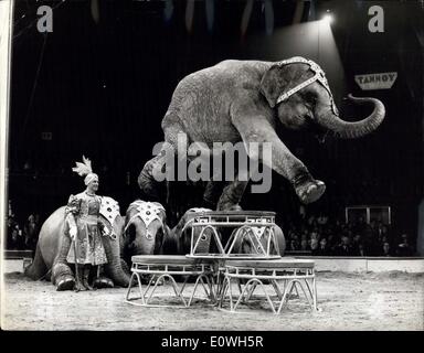 Dic. 17, 1962 - Birtral Mills la prova generale per le prestazioni di apertura di mercoledì: condurre il loro primo full prove abito per mercoledì di apertura della performance del rinomato in tutto il mondo Bertram Mills Circus. erano l'artista e gli animali. La foto mostra sospeso su una gamba è uno degli elefanti del circo. Foto Stock