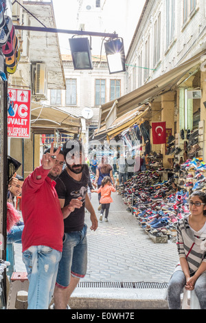 Due uomini locali nell'(Kemeraltı Bazaar) Distretto di Izmir, in Turchia. Foto Stock