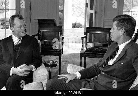 Il presidente John F. Kennedy con Willy Brandt Foto Stock