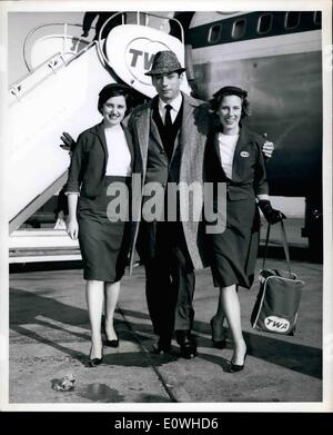 Gen 01, 1963 - ha salutato al suo arrivo via TWA rivestimento a getto da Parigi, è famoso attore francese Yves Montand con graziosa hostess Janice Abbott sulla sinistra, e Jackie Roberts. Il sig. Montand è rotta a Washington D.C. per intrattenere in corrispondenza della seconda Innaugural omaggio per il Presidente John F. Kennedy, che avviene gennaio 18th. Foto Stock