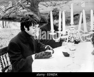 I Beatles George Harrison e Paul McCartney celebrando con champagne Foto Stock