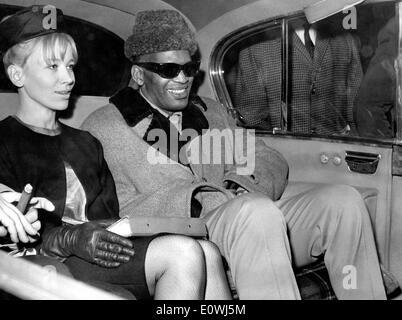 Musicista Ray Charles di equitazione in una limousine con lo scrittore Raina Johnson Foto Stock