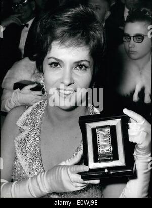 Mar 03, 1963 - Al-ione di notte un cinema romano, ha avuto luogo la cerimonia di consegna del ''Silver ribbons'' il premio per la migliore attrice, regista e produttore per il 1952; dopo la cerimonia è stato presentato nella ''prestazioni mondano'' Visconti il film "Il Gattopardo". Mostra fotografica di Gina Lollobrigida, premiato per il suo ruolo in ''Imperial Venus' Foto Stock