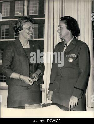 28 maggio 1963 - donne americane dell'aria del capo a Londra: Colonnello Elizabeth Ray, direttore delle donne negli Stati Uniti Air Force, sta visitando le sue ragazze nel Regno Unito, e questa mattina ha pagato una visita di cortesia al suo numero opposto aria commandant Jean Conan Doyle, direttore delle donne del Royal Air Force, che ha preso il potere in aprile. La foto mostra (da sinistra a destra) aria Commandant Jean Conan Doyle e il Colonnello Elizabeth Ray. Foto Stock