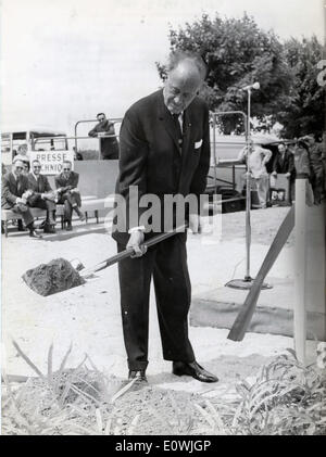 Jun 04, 1963 - Londra, Inghilterra, Regno Unito - Conrad Hilton lo scavo di spot per la posa della prima pietra per il suo nuovo Hilton Hotel accanto all'aeroporto di Orly. Foto Stock