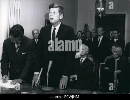 Giugno 06, 1963 - Il Presidente John F. Kennedy ha visitato Bonn: dopo la data di arrivo e la data di viaggio attraverso la colonia, presidente Kennedy è andato in auto il 23.6.1963 da Colonia a Bonn. A Bonn ha visitato il presidente americano il secondo giorno della sua visita in Germania il Presidente tedesco Dr. Heinrich Lubke nella Villa Hammerschmidt di Bonn, dove era presente dai soci fondatori del tedesco dei corpi di pace oggi. La foto mostra il presidente John F. Kennedy durante il suo discorso nella Villa Hammerschmidt da questa nuova fondazione, il Presidente tedesco Dr. Lubke e il cancelliere Dott.ssa Adenauer. Foto Stock