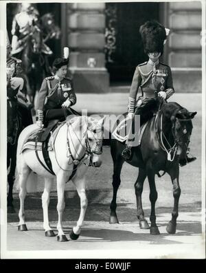 Giugno 06, 1963 - Trooping del colore : la foto mostra la regina, accompagnata dal Principe Filippo, lascia Buckingham palace. questa mattina sul suo modo di Horseguards's Parade per assistere alla tradizionale trooping del colore. Foto Stock