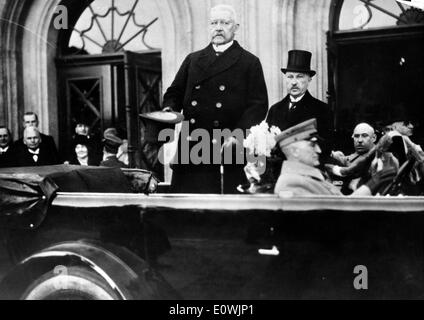 Dottor Konrad Adenauer equitazione con Paul von Hindenburg Foto Stock