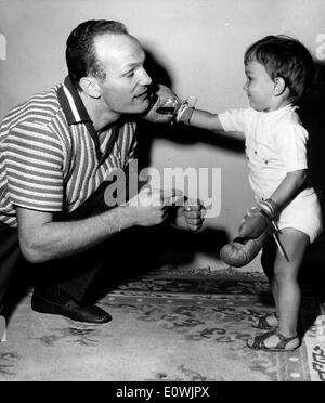 Boxer Henry Cooper giocando con suo figlio Enrico Cooper Jr. Foto Stock