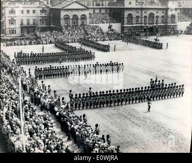 Giugno 06, 1963 - TROOPING IL COLORE MOSTRA FOTOGRAFICA: le guardie sfilando al Trooping della cerimonia di colore nella sfilata delle Guardie a Cavallo questo mornign quando la regina ha preso la salute. Foto Stock