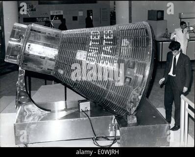 Giugno 06, 1963 - ''Sigma-7'' su esposizione a ''Palais de la Decouverte'' a Parigi: 'sigma-7'' lo spazio-capsula in cui U.S. Astronaute Walter Schirra fece la sua sei giri orbitale intorno alla terra il giorno 4 ottobre 1962 è a Parigi effettivamente in mostra presso il ''Palais de la decouvertee. ''Sigma-7'' è stato lanciato forma cape Canaveral e pescato fuori dal Pacifico dalla portaerei ''Kearsage' Foto Stock