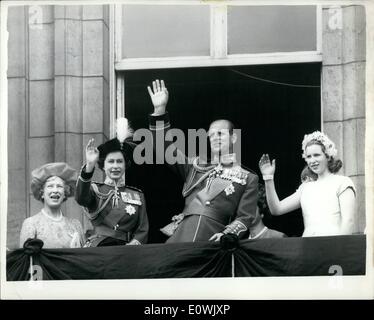 Giugno 06, 1963 - balcone aspetto dopo la cerimonia TROOPING: sventolano a folle da Buckingham Palace balcone dopo il Trooping di colore sono oggi (da sinistra) Principessa Reale, la Regina Elisabetta e il principe Filippo e la principessa Anne. Foto Stock