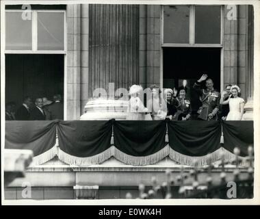 Giugno 06, 1963 - Royal sul balcone dopo trooping il colore.: mostra fotografica della Regina e del principe Filippo del Buckingham Palace con balcone (da sinistra) la regina Elisabetta, la Regina madre, la Principessa Reale, la Duchessa di Gloucester e Princess Anne. All'estrema sinistra è il principe Ranieri. Foto Stock