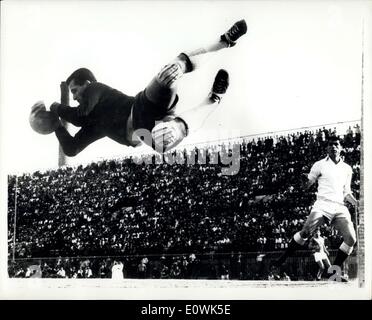 Giugno 14, 1963 - Greek Cup finale: Ethnikos ha vinto il greco Cup-Final quando essi beat Panathinaikos 4-2. La foto mostra Valtanos il portiere Ethnikos compie uno spettacolare salvataggio durante la partita. Foto Stock