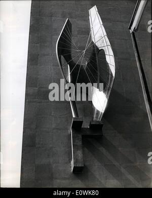 Apr. 04, 1963 - figura alata - va fino a Oxford Street. Figura astratta da Barbara Hepworth. La foto mostra la figura alata un 18ft. alta scultura in alluminio il lavoro di sculture Miss Barbara Hepworth doveva essere visto nel posto sulla parte anteriore della John Lewis partnership edificio in Oxford Street questa mattina. La figura è stato commissionato da maggio 1961. La foto mostra la figura al suo posto sul negozio edificio in Oxford Street questo pomeriggio. Foto Stock