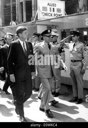 Il presidente Kennedy visite Porta di Brandeburgo Foto Stock