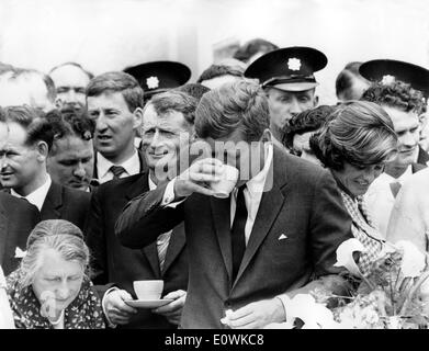 Il Presidente Kennedy ha il tè con la zia in Irlanda Foto Stock