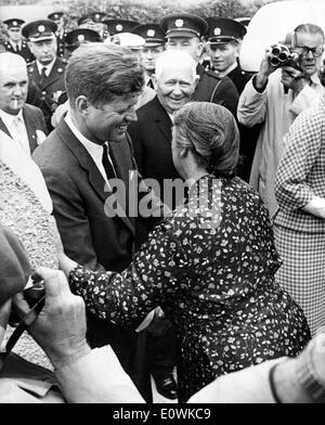 Il presidente Kennedy incontra parenti distanti su trip Foto Stock