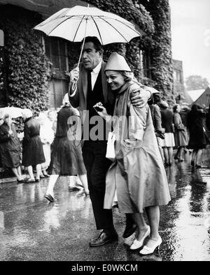 Attore Anthony Quinn e moglie Katherine catturati sotto la pioggia Foto Stock