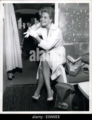 Lug. 07, 1963 - attrice Sandra Dee pone graziosamente in TWA Starstream sul suo arrivo forma di Los Angeles. Ella è in visita a New York in connessione con hew nuovissimo xx Century-Fox produzione, ''prendere lei, le miniere. Foto Stock