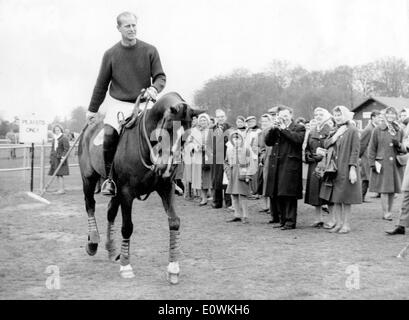 Il principe Filippo gioca in una partita di polo Foto Stock