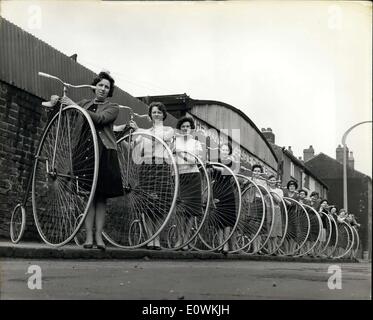 Apr. 24, 1963 - che sarà in sella alta.: una ruota della fortuna che il 48 pollici ruota anteriore di queste Penny Farthing biciclette, per Foto Stock