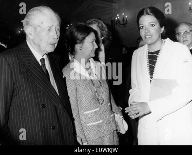 Il primo ministro Harold Macmillan con Christina Onassis Foto Stock