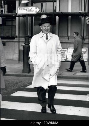 Maggio 02, 1963 - Lester Pearson al sacco con Macmillan: il neo eletto il primo ministro canadese sig. Lester Pearson chi è a Londra per colloqui, ha avuto oggi il pranzo con il Sig. Macmillan alla Admiralty House. La foto mostra il sig. Lester Pearson attraversa la strada come egli cammina da Admiralty House a casa in Canada dopo il suo pranzo con il Sig. Macmillan. Foto Stock