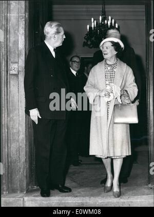 Maggio 05, 1963 - Lester Pearson al sacco con Macmillan. Il neo eletto il primo ministro canadese sig. Lester Pearson chi è a Londra per colloqui, aveva il pranzo con il Sig. Macmillan alla Admiralty House. Mostra fotografica di:- Sig. Macmillan e la Sig.ra Pearson nella foto dopo pranzo in Admiralty House. Foto Stock