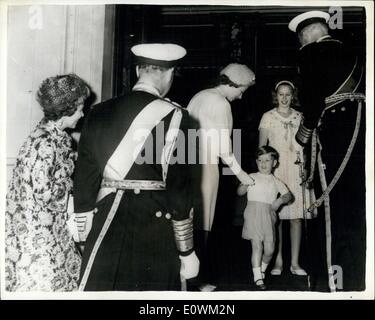 Lug. 09, 1963 - Visita di Stato a Londra del re e della regina del elleni ? Paolo re e regina Frederika del elleni sono stati accolti alla stazione Victoria questa mattina da H.M. La regina, principessa Margaret e i membri del governo. La foto mostra: La Regina introduce il principe Andréj a re Paolo di Grecia e la principessa Anne all'arrivo a Buckingham Palace. Sulla sinistra, è Regina Frederika con il Duca di Edimburgo. JSS/Keystone Foto Stock