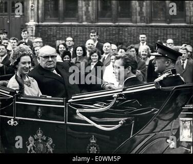 Maggio 05, 1963 - belga Royal visita: Il re e la regina dei belgi è arrivato ieri per una tre giorni di visita di stato. Essi hanno spinto in un carrello aperto processione dalla stazione di Victoria a Buckingham Palace. Foto tra sous la principessa Margaret giostre in processione con il sig. Paul-Henri Spaak e Lord Snowdon. Foto Stock