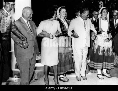 Nikita Khrushchev e Josip Tito tradizionale danza folk Foto Stock